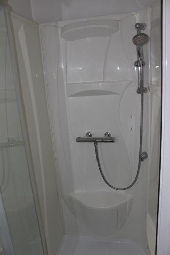 une salle de bain avec douche et toilettes dans l'établissement maison de bourg, à Talmont-Saint-Hilaire