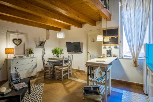 シラクーサにあるLoft La Casetta Ortigiaのキッチン、リビングルーム(テーブル、椅子付)