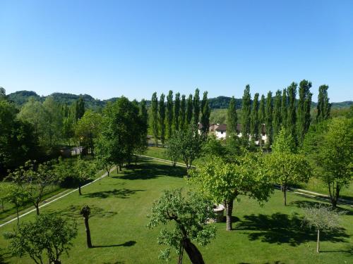 a park with trees and green grass and trees at B&B Santa Fosca in Pederobba