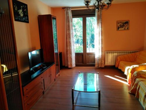 a living room with a tv and a couch at Villaespina in Quintana del Puente