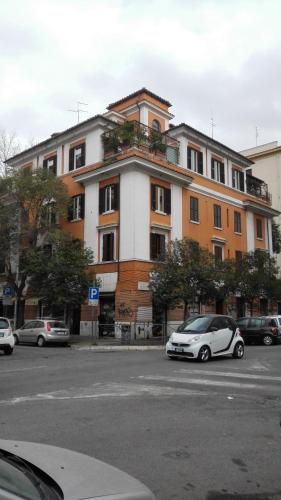 ローマにあるCASA CENEDA 46の建物前に駐車した白車