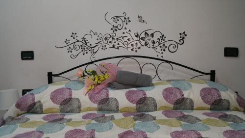 ein Bett mit Herzdesign an der Wand in der Unterkunft Il Nido in Pontedera