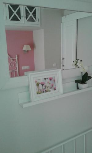 una habitación con espejo y una foto en un estante en Exclusive Views Ronda, en Ronda