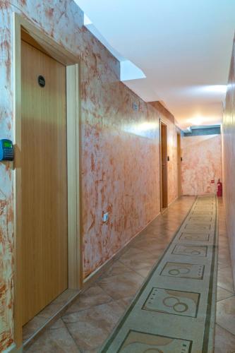 a hallway with a door and a tile floor at Hotel Green Center Gili in Gostivar