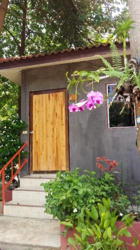 Blue Mountain Resort tesisinin dışında bir bahçe