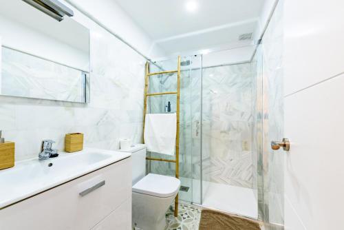 A bathroom at Apartamento Garcia Lorca III