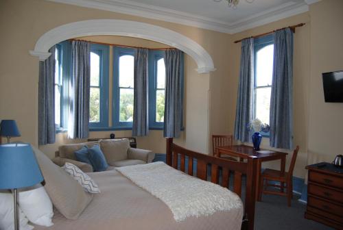 Cama ou camas em um quarto em Airlie House Motor Inn