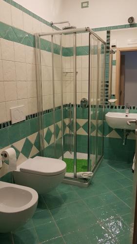 a bathroom with a toilet and a sink at Le Perle d'Italia in Ravello
