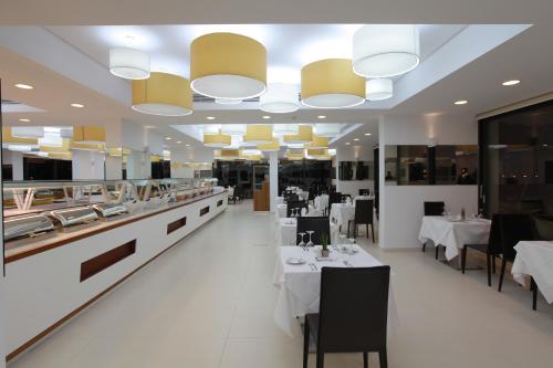 Alimounda Mare Hotelにあるレストランまたは飲食店