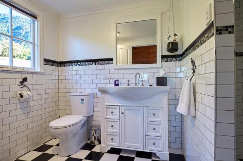 凱庫拉的住宿－天空港別墅，白色的浴室设有水槽和卫生间。