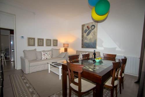 - un salon avec une table et un canapé dans l'établissement Apartamento Piamonte, à Madrid