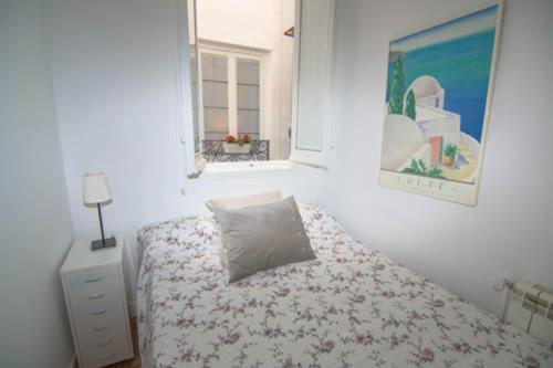 - une chambre avec un lit doté d'un oreiller et d'une fenêtre dans l'établissement Apartamento Piamonte, à Madrid