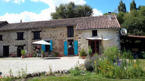 ein Steinhaus mit Garten davor in der Unterkunft 17 St Romain in Saulgond