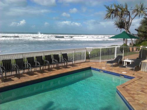 una piscina con el océano al fondo en Surfers Horizons, en Gold Coast