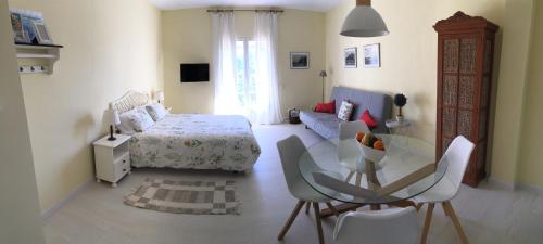Posteľ alebo postele v izbe v ubytovaní Impresionante Loft En Puerto Banus A Pie De Playa