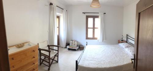um quarto com uma cama, uma cómoda e uma secretária em Summer Knights in Ilha de Rhodes