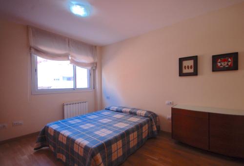 um quarto com uma cama e uma janela em Lets Holidays Apartment Vinya del Pla em Tossa de Mar