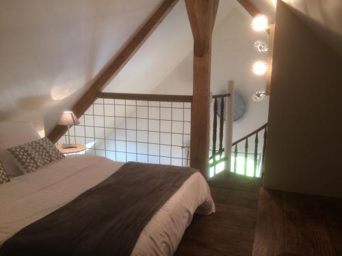 Een bed of bedden in een kamer bij La Chambre Montbrault
