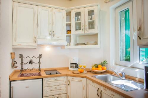 Kuchyň nebo kuchyňský kout v ubytování Apartments Laurus
