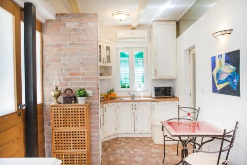 Kuchyň nebo kuchyňský kout v ubytování Apartments Laurus