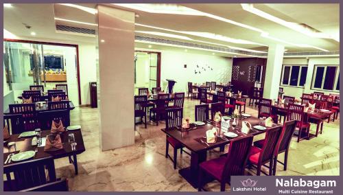Un restaurante u otro lugar para comer en Lakshmi Hotel
