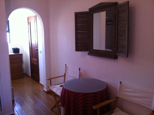 a dining room with a table and a mirror at Casa do Cabo de Santa Maria in Sagres