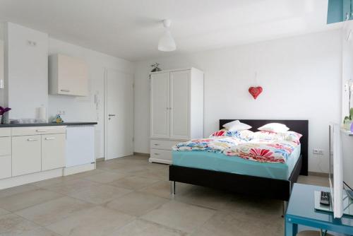 バート・クロツィンゲンにあるFerienwohnungen Herzleの小さなベッドルーム(ベッド1台付)、キッチンが備わります。