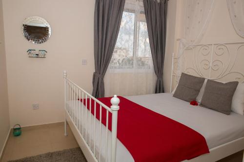 Un pat sau paturi într-o cameră la Paphos Love Shack Apartment