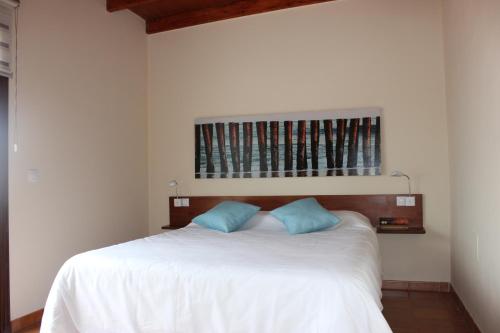 グラン・タラハルにあるMarea Altaのベッドルーム1室(白いベッド1台、青い枕2つ付)