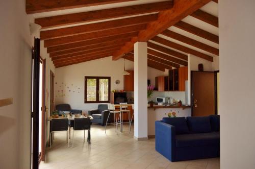 uma sala de estar com um sofá azul e uma cozinha em Villa Nemo em Riva Ligure