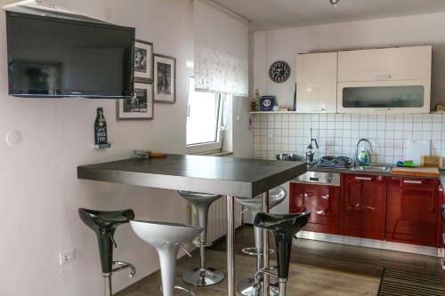 une cuisine avec un bar et des tabourets. dans l'établissement Apartment Tina Istra, à Buje