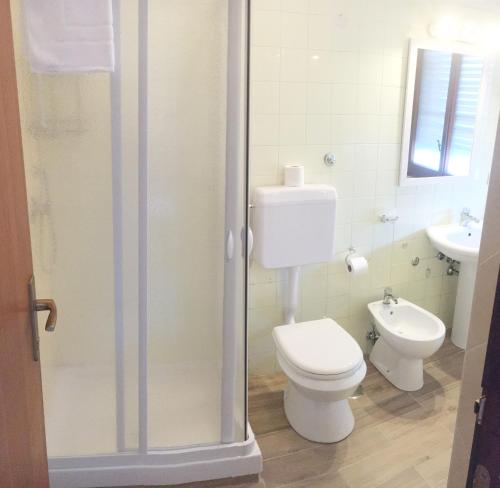 a bathroom with a toilet and a sink at B&B Pontepiccolo in Catanzaro