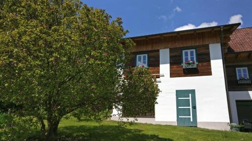 a house with a tree in front of it at Winzerhaus im Schilcherland in Steinreib