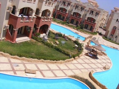 een luchtzicht op een resort met 2 zwembaden bij La Sirena Hotel & Resort - Families only in Ain Sokhna