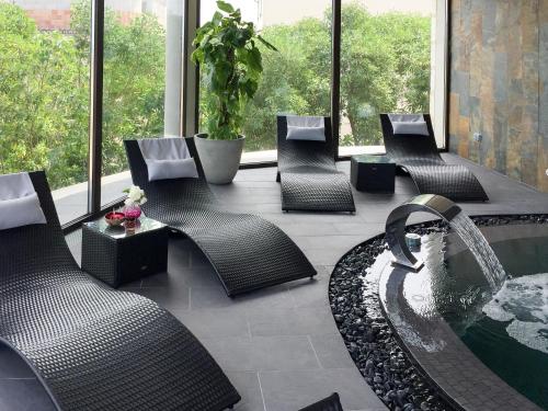 a lobby with chairs and a tub with a fountain at Casa Font i Roig in Maria de la Salut