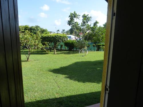 Un jardín fuera de Airport Hotel