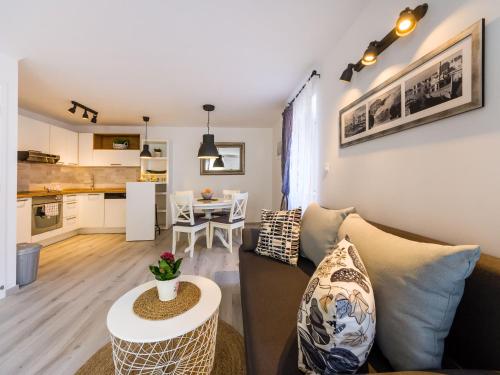 ein Wohnzimmer mit einem Sofa und einem Tisch in der Unterkunft Navis Luxury Apartments in Vodice