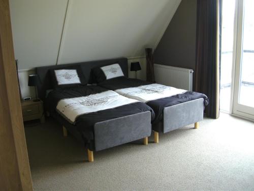 Een bed of bedden in een kamer bij Villapark Lauwerssee