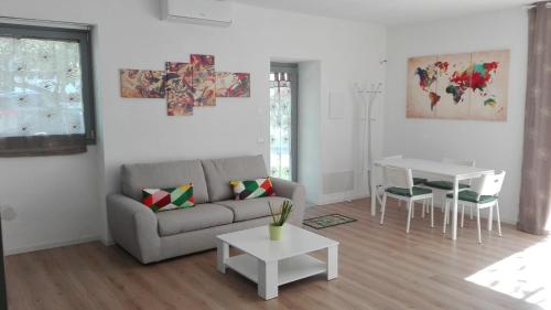 salon z kanapą i stołem w obiekcie I Colori di Mag w mieście La Spezia