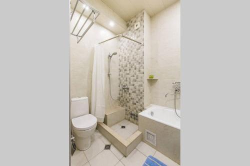 un bagno con un water, una vasca e un lavandino di 3 Bedroom 2 Bathroom Apartment on Saburtalo Gagarin a Tbilisi City