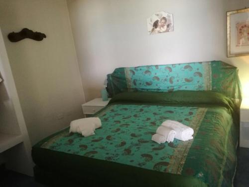 サンタンブロージョにあるPanoramic Apartment Cefalúのベッドルーム1室(ベッド1台、タオル2枚付)