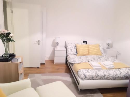 Katil atau katil-katil dalam bilik di Abbey Wood Station Five Bedroom Self Contained House