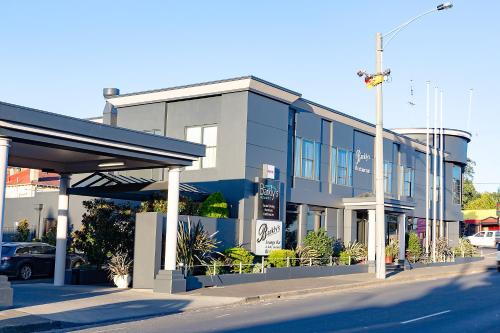 a building on the side of a street at Barkly Motorlodge in Ballarat