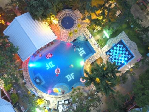 una vista sulla piscina di un resort di Deep Forest Garden Hotel a Città di Puerto Princesa