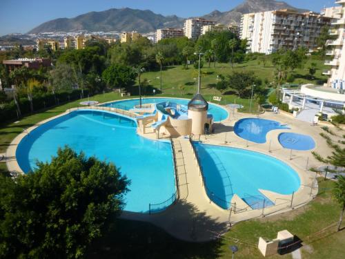 uma vista sobre uma grande piscina em Anna & Pierre-Noel apartment. em Benalmádena