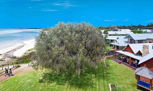 Et luftfoto af Beach House Dunsborough