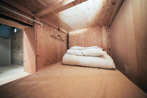 Ένα ή περισσότερα κρεβάτια σε δωμάτιο στο bnbplus Niigata Book Inn