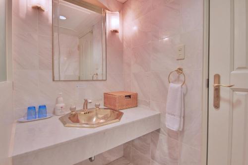 a bathroom with a sink and a mirror at HOTEL MYSTAYS Utsunomiya in Utsunomiya