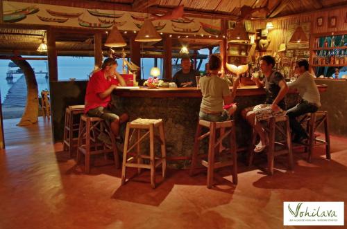 un groupe de personnes assises dans un bar dans l'établissement Villas de Vohilava, sur l'île Sainte-Marie