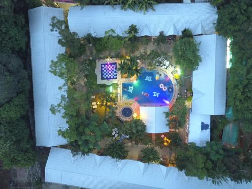 uma vista superior de um quintal com uma piscina em Deep Forest Garden Hotel em Puerto Princesa